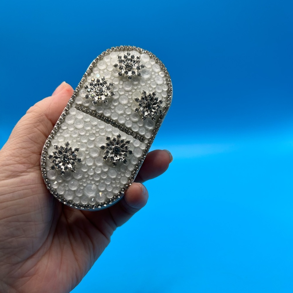 Sparkling Pill Cutter with Crystal Rhinestones - Picture 5 of 5